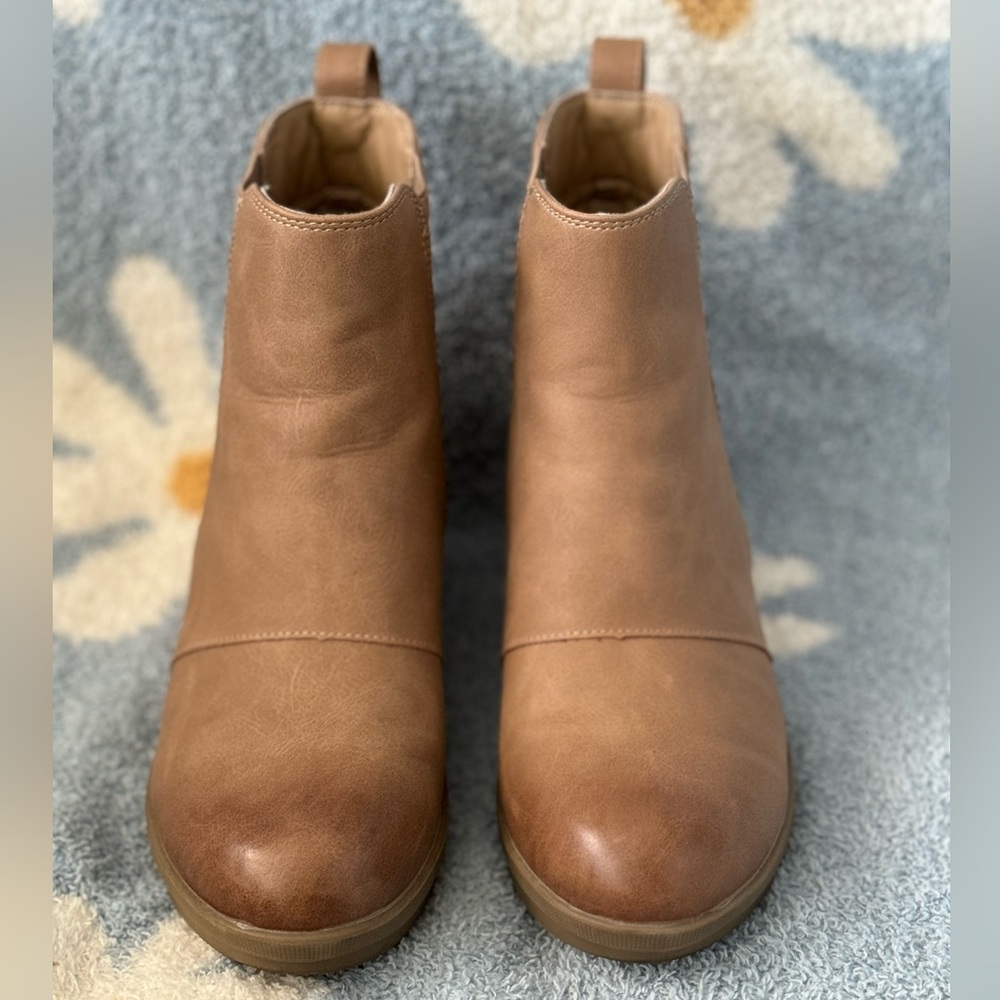 Size 7 Athletefit women’s booties